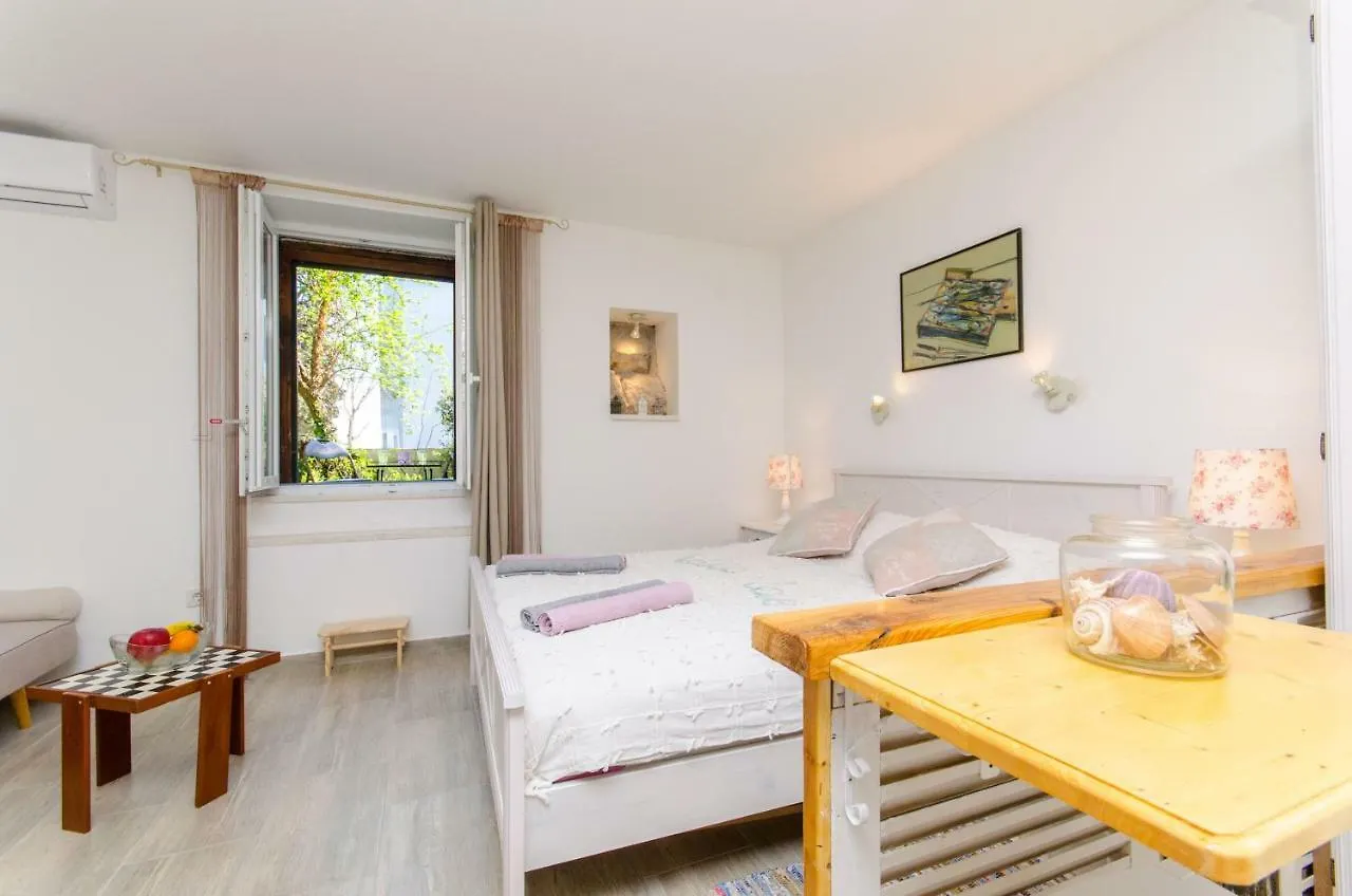 Apartment Hello Love Split